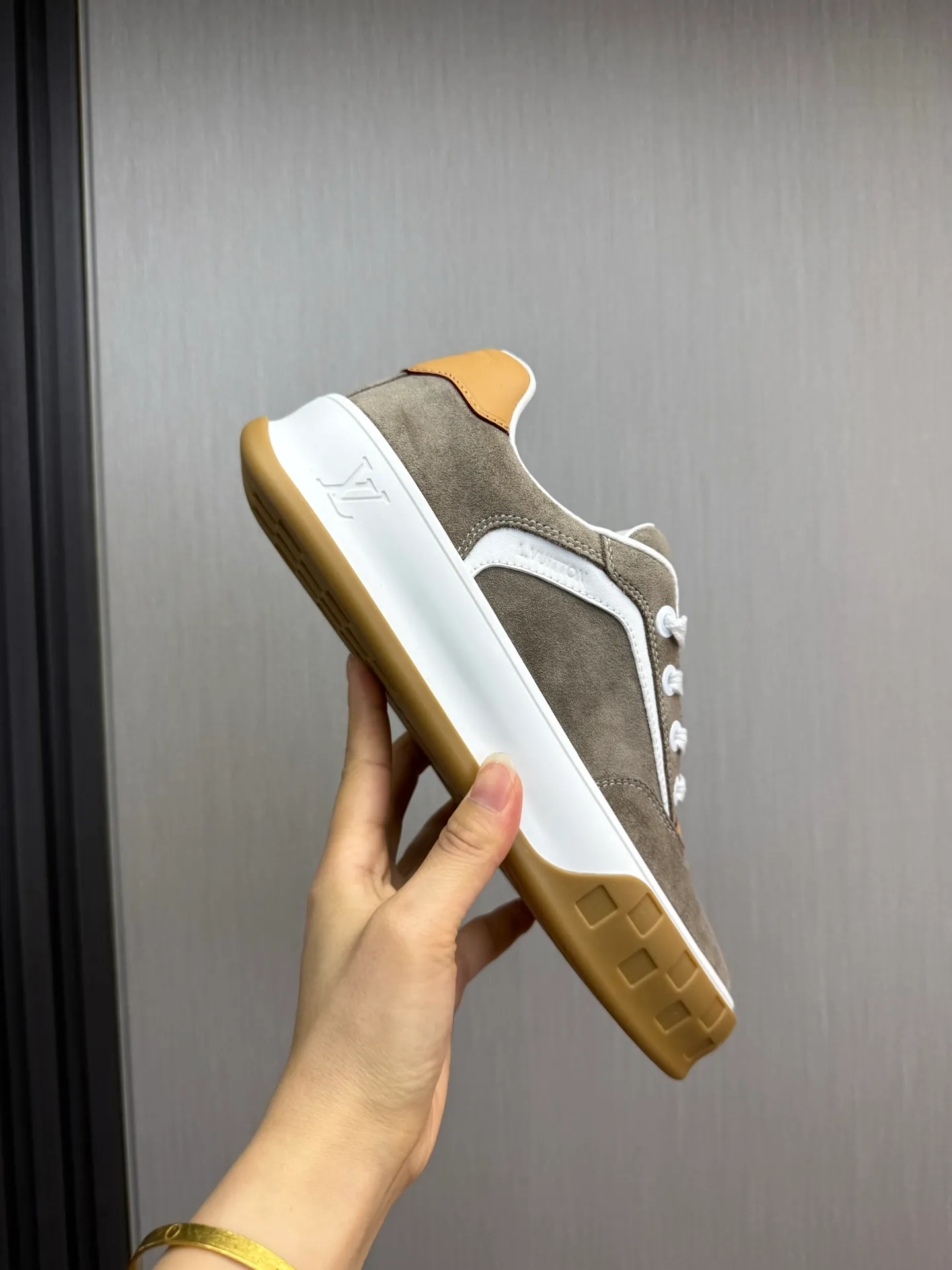 Men's shoes 620💰 Lv. Top purchasing agent🇮🇹 Louis Vuitton, sports sneakers counter synchronization, uppers imported from Italy, high-quality splicing and complex handicrafts, imported mesh pads are soft and comfortable, soles: original factory special soles, TPU exclusive movable molded soles super comfortable, original factory single goods, 🔍🔍high quality, you can enter and exit the counter at will, welcome to compare, code number 38-44 (customized 38.45)